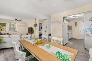 Η κουζίνα ή μικρή κουζίνα στο Walk 2 Beach Corporate Families Pets OK