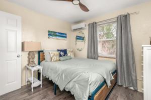 Ένα ή περισσότερα κρεβάτια σε δωμάτιο στο Walk 2 Beach Corporate Families Pets OK +29 φωτογραφίες