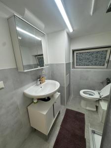 Ένα μπάνιο στο Friends Corner Kitchen Studio