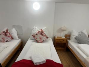 Ένα ή περισσότερα κρεβάτια σε δωμάτιο στο Friends Corner Kitchen Studio