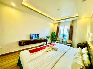 a bedroom with a large white bed in a room at GIANG SƠN Hotel in Cat Ba