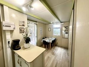 Η κουζίνα ή μικρή κουζίνα στο Chalet 3 étoiles - Parc aquatique - ccbcbfb