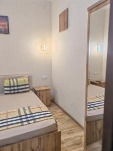 Ένα ή περισσότερα κρεβάτια σε δωμάτιο στο Yangi Sergeli