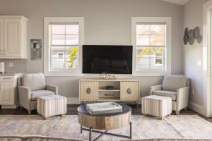 Μια τηλεόραση ή/και κέντρο ψυχαγωγίας στο Mirador House -Pool & Dock!