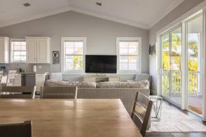 Μια τηλεόραση ή/και κέντρο ψυχαγωγίας στο Mirador House -Pool & Dock! +32 φωτογραφίες