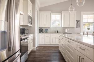 Η κουζίνα ή μικρή κουζίνα στο Mirador House -Pool & Dock!