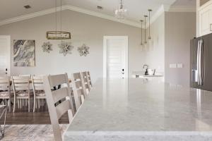 Η κουζίνα ή μικρή κουζίνα στο Mirador House -Pool & Dock!