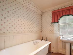 un baño con bañera y lavabo en Druidaig Lodge, en Letterfearn 55 fotos más
