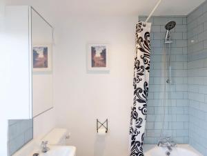 Pickleberry Cottage - Close to sandy beach في ويست ويتيرينغ: حمام مع مغسلتين ودش +15 صورة