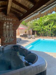 Πισίνα στο ή κοντά στο SUPERBE VILLA de 200 m2 10 pers PISCINE JACUZZI proche de Toulouse