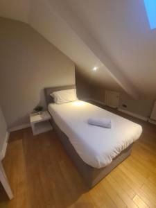 En eller flere senge i et værelse på Coastal stay