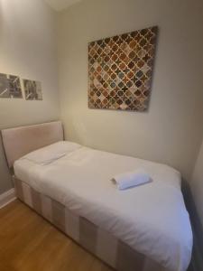 En eller flere senge i et værelse på Coastal stay