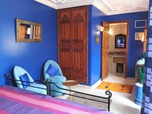 马拉喀什达特利文摩洛哥传统庭院住宅的一间卧室，墙壁是蓝色的，椅子也是蓝色的。 更多43张照片