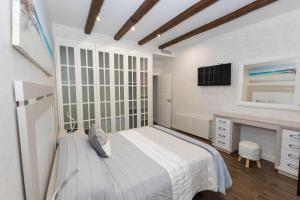 una camera da letto bianca con un letto e una scrivania di Casa Rural EL CAMPICO a Puerto de Mazarrón