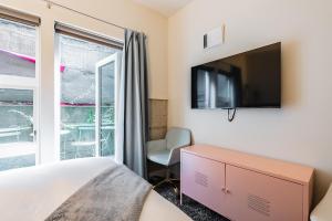 Μια τηλεόραση ή/και κέντρο ψυχαγωγίας στο Downtown Edge-Stylish Studio Near Hospitals & Downtown