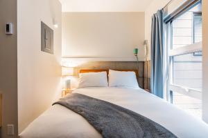 Ένα ή περισσότερα κρεβάτια σε δωμάτιο στο Downtown Edge-Stylish Studio Near Hospitals & Downtown