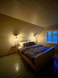 a bedroom with a large bed in a room at Littahuset in Moskenes