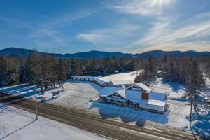 een luchtzicht op een gebouw in de sneeuw bij Cascade Inn in Lake Placid +2 foto's