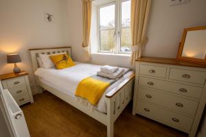 En eller flere senge i et værelse på Y Beudy