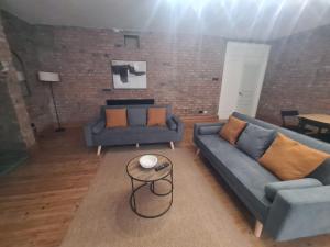 Stylish modern 2 bedroom apartment في سندرلاند: غرفة معيشة مع أريكتين وطاولة