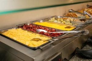 ナタールにあるAtrios Beach Hotelのさまざまな種類の食べ物が並ぶビュッフェライン