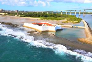 ナタールにあるAtrios Beach Hotelの橋の横の水船
