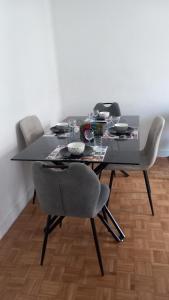 シャン・シュル・マルヌにあるVilla Horizonのダイニングルーム(椅子、黒いテーブル付) +6枚の写真
