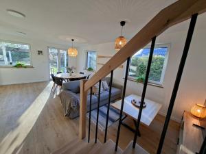 sala de estar con escalera y mesa en Lake House Szteklin, en Szteklin