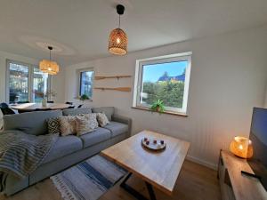 una sala de estar con un sofá y una mesa en Lake House Szteklin, en Szteklin