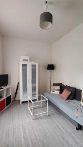 Una cama o camas en una habitación de Comfortable & bright Parisian studio!