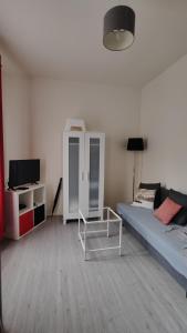 Una cama o camas en una habitación de Comfortable & bright Parisian studio!