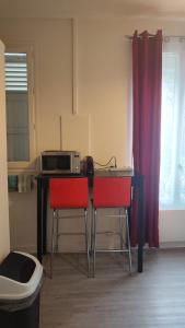 Una cocina o cocineta en Comfortable & bright Parisian studio!