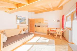 una camera con letto e sala da pranzo di Inner Glieshof a Mazia