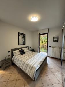 a bedroom with a large bed and a window at Appartamento Amendola in Luino