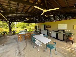 Kuchyň nebo kuchyňský kout v ubytování hotelsonidosamados-osa