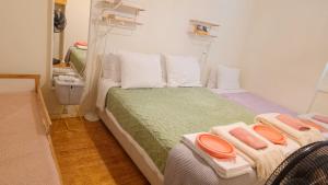 Giường trong phòng chung tại Majesticlara Lisbon Guest House