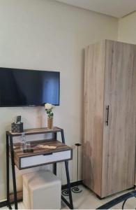 a room with a table and a wooden door at guiliz in Marrakech