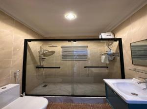 Un baño con ducha, inodoro y lavabo. en Beauties And Hunks hotel - B&H, en Abuja