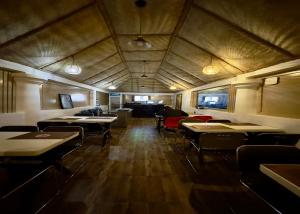 una sala con mesas y sillas en un restaurante en Beauties And Hunks hotel - B&H, en Abuja