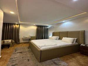 Un dormitorio con una cama grande en una habitación. en Beauties And Hunks hotel - B&H, en Abuja