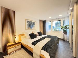 Postel nebo postele na pokoji v ubytování Panorama Auszeit Schwarzwald Kamin Traumhaftes Premium Apartment + 15 fotografií
