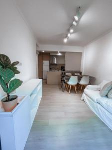 una sala de estar con un sofá y una mesa en Bolivar, en Mar del Plata