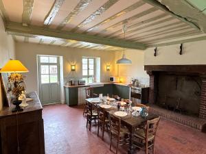 Η κουζίνα ή μικρή κουζίνα στο La Ferme du Château de Grisy - Piscine - Calme - Jeux