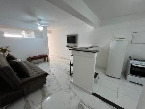 een woonkamer met een bank en een keuken bij Recanto do Vale in Diamantina +8 foto's