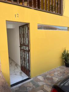 een gele muur met een deur in een garage bij Recanto do Vale in Diamantina