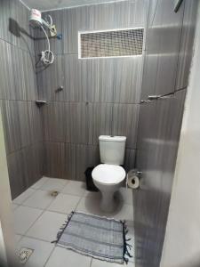 een kleine badkamer met een toilet in een hokje bij Recanto do Vale in Diamantina