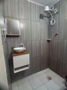 een badkamer met een wastafel en een douche bij Recanto do Vale in Diamantina