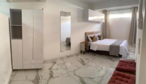 een slaapkamer met een bed en een spiegel bij Recanto do Vale in Diamantina