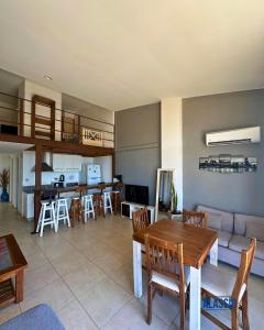 a kitchen and living room with a table and chairs at Departamento Alassio in Tigre