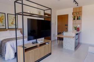 Et tv og/eller underholdning på Studio completo c piscina, Wi-Fi e boa localização